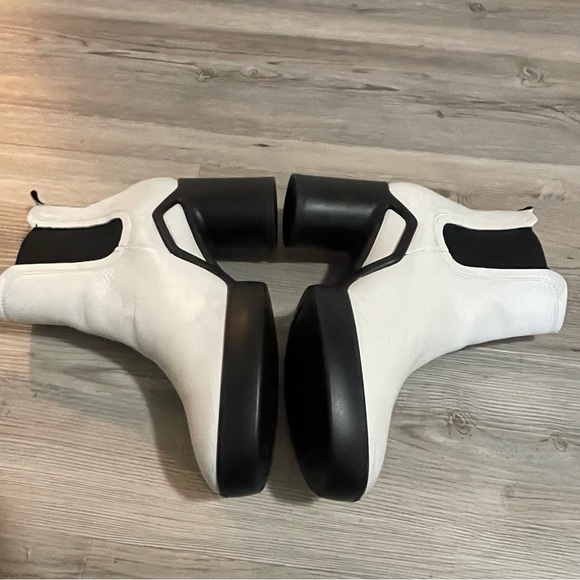 Ecco White and Black Ankle Boots - Picture 4 of 15